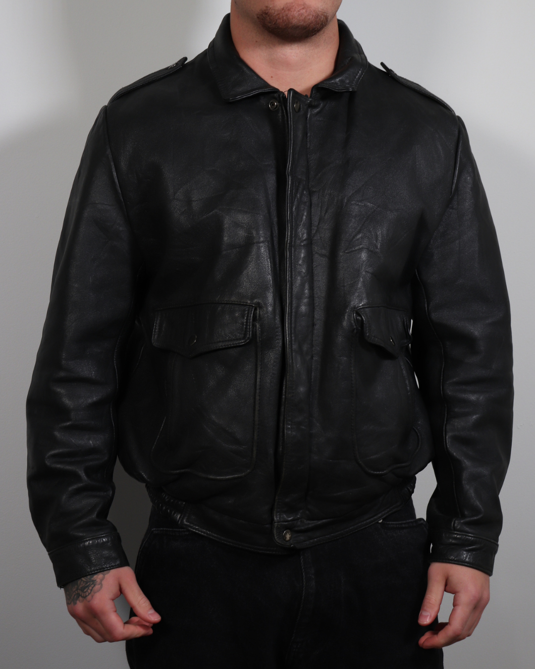 Svartur leður bomber jakki