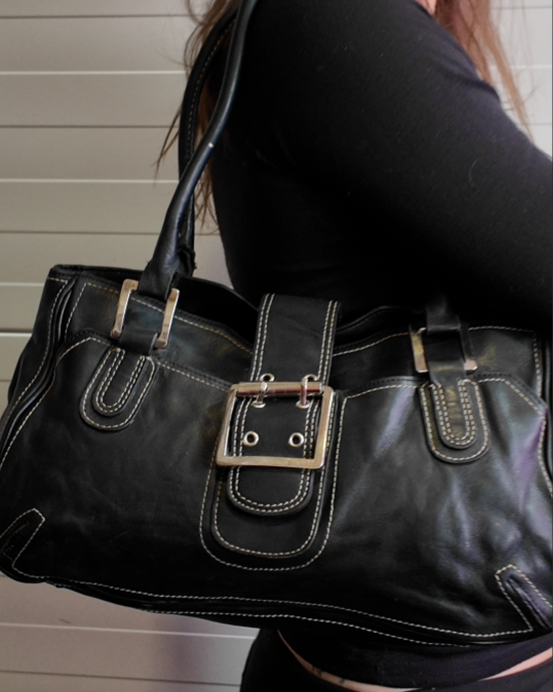 Svört leðurtaska með buckle