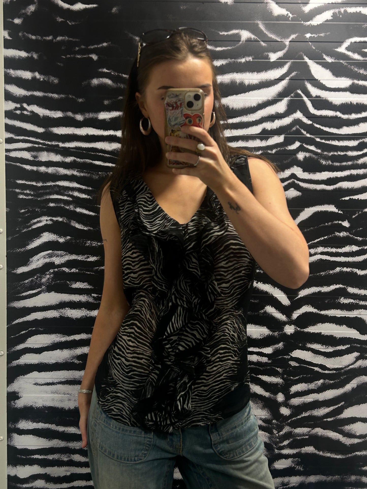 Zebra print ruffle blússa