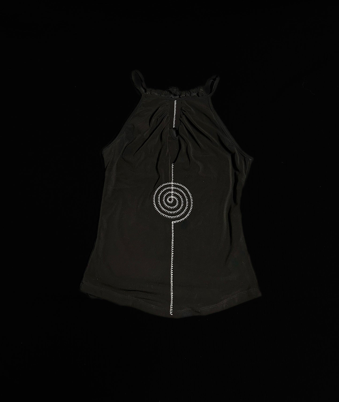 svartur spiral útsaums halter